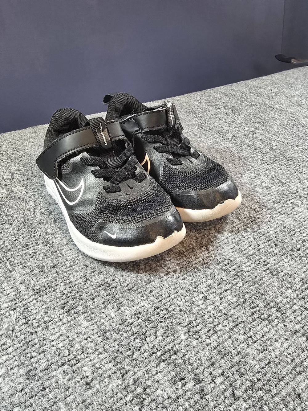 Nike Kids Black White Hook Loop Sneakers Size 8 Mesh Athletic Shoes